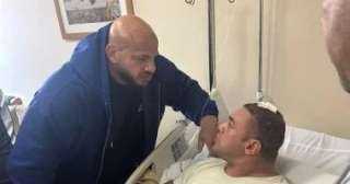 بيج رامي يطمئن على محمد الديزل فى المستشفى بعد إطلاق النار عليه داخل جيم