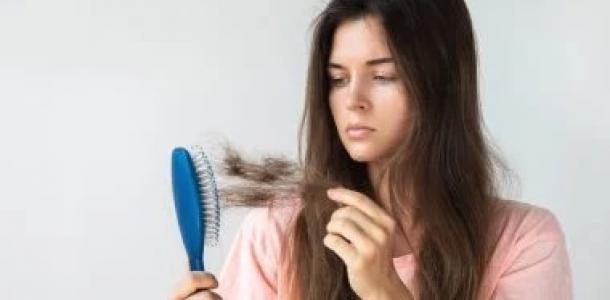 لماذا يتزايد تساقط الشعر في الشتاء؟ السر في هذا الفيتامين