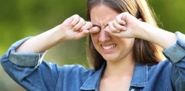 بينها الحساسية.. أسباب الشعور بألم فى العين عند الرمش