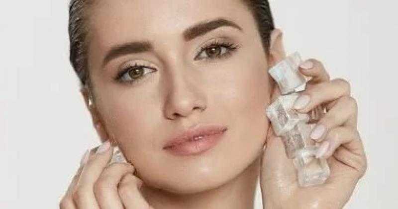تريند روتين مكعبات الثلج يعود مرة أخرى.. اعرفى فوائده على بشرتك