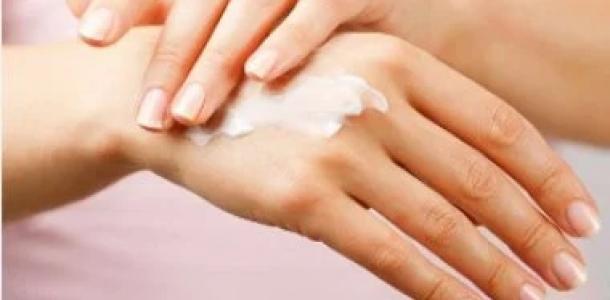 وصفات طبيعية لتفتيح اليدين والقدمين