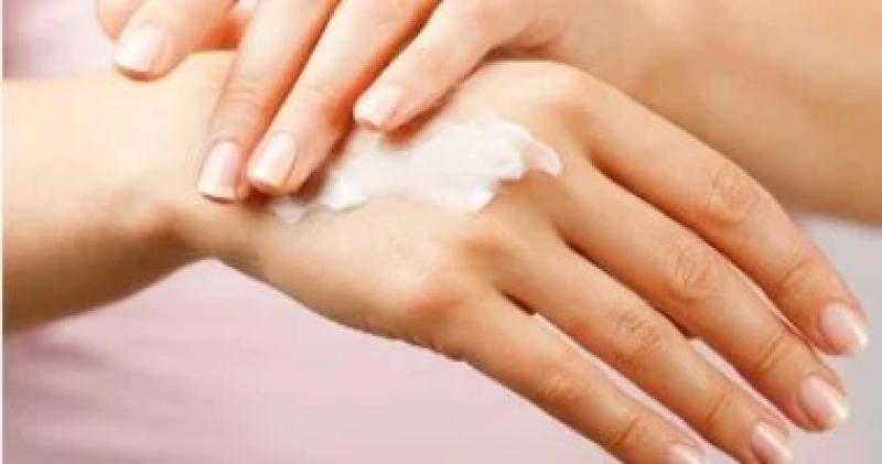 وصفات طبيعية لتفتيح اليدين والقدمين