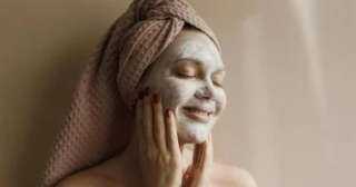 3 وصفات طبيعية للعناية بالبشرة قبل النوم تعزز نضارتها وحيويتها