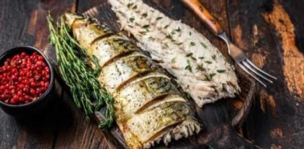 فطار رمضان.. طريقة عمل سمك فى الفرن مع سلطة خضراء