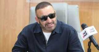 من قرش فى البحر لاشتعال النار فيه.. إصابات أحمد السقا بأفلامه