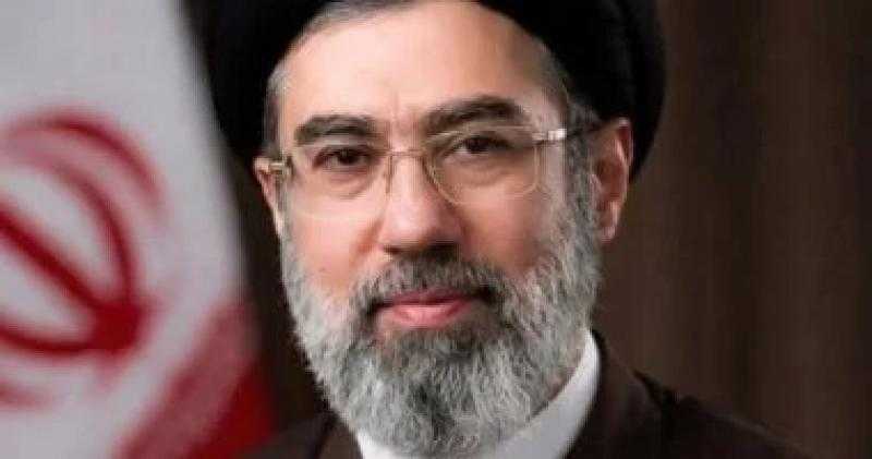 مصاب لكنه يعمل.. تعرف على آخر أخبار الوضع الصحى لمجتبى خامنئى؟