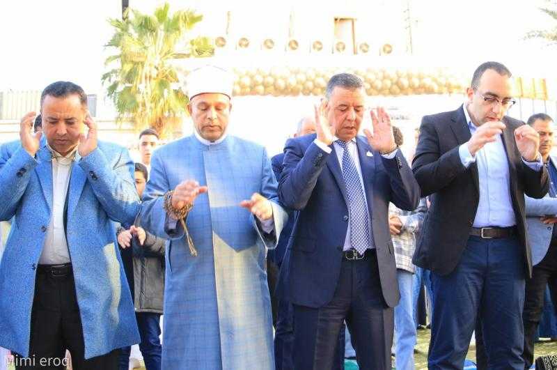 النائب موسى خالد يؤدى صلاة العيد وسط جموع المصلين بساحة استاد الإسماعيلية