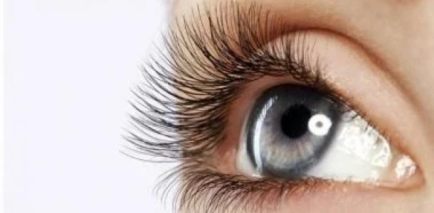 وصفات طبيعية لتطويل وتكثيف الرموش.. نتيجة مضمونة فى أسابيع