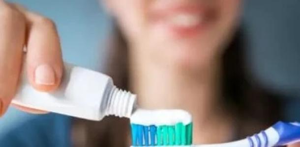 9 أطعمة ومشروبات تضر أسنانك.. تناولها بحذر