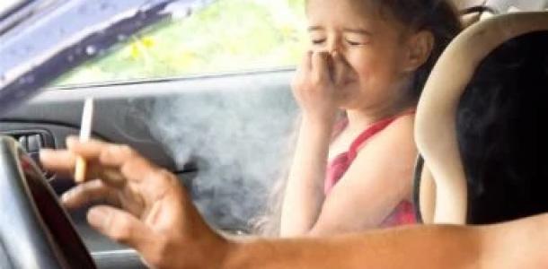 مخاطر التدخين أثناء قيادة السيارة.. كيف يؤثر على صحتك والسلامة المرورية؟