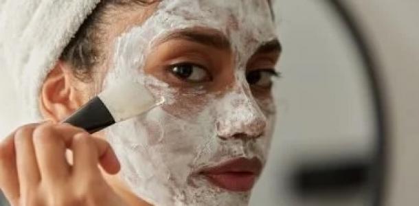 4 وصفات طبيعية للعناية بالبشرة من مطبخك.. مهمة مع تقلبات الجو