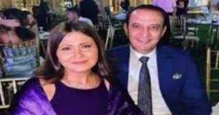 دينا رامز وزوجها طارق علام يأخذان عزاء والدها اليوم