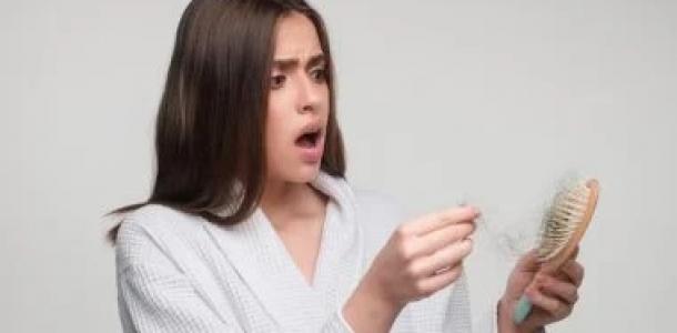طرق بسيطة لعلاج مشكلة تساقط الشعر