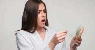 طرق بسيطة لعلاج مشكلة تساقط الشعر