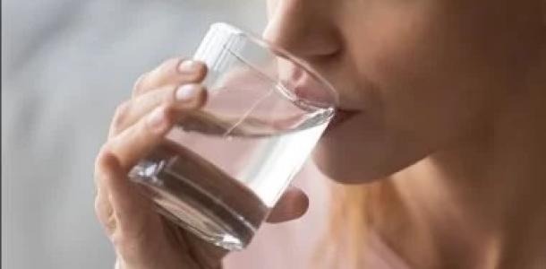 كوب الماء صباحًا.. سر الطاقة والهضم وترطيب الجسم