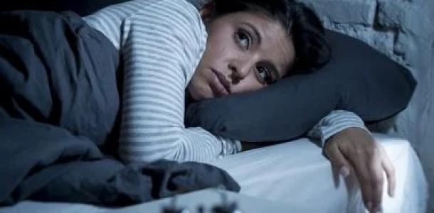 9 أسباب مباشرة تفسر عجزك عن النوم ليلًا