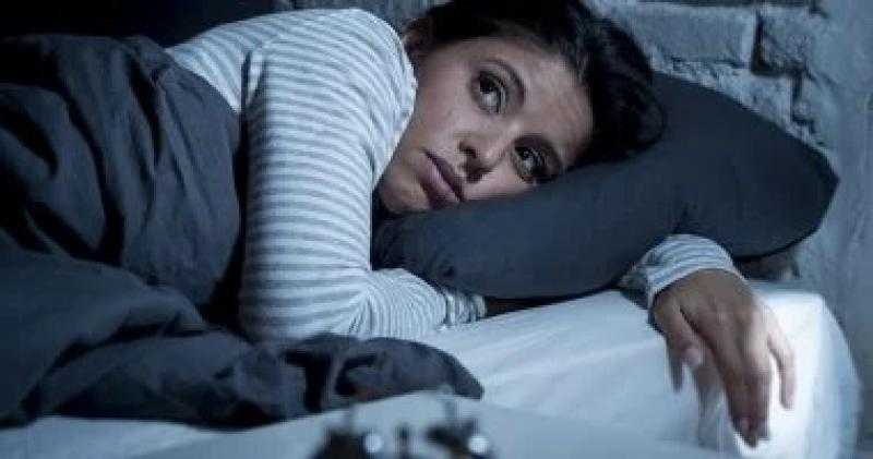 9 أسباب مباشرة تفسر عجزك عن النوم ليلًا