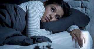 9 أسباب مباشرة تفسر عجزك عن النوم ليلًا