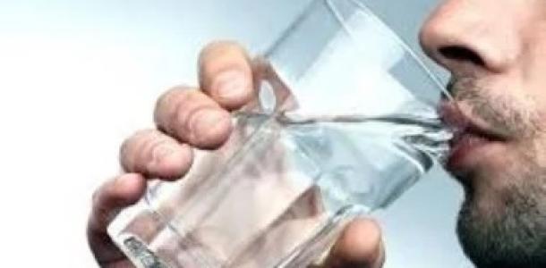 للحفاظ على ترطيب الجسم.. أفضل أوقات تناول الماء الساخن