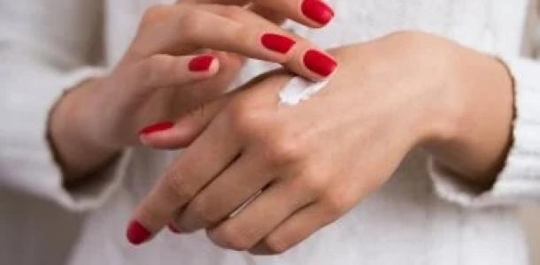 الترطيب أهم حاجة.. 6 خطوات بسيطة لإبطاء ظهور علامات الشيخوخة باليدين