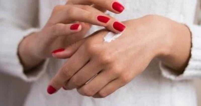 الترطيب أهم حاجة.. 6 خطوات بسيطة لإبطاء ظهور علامات الشيخوخة باليدين