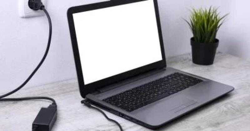 سر شاحن اللابتوب.. لماذا يوجد «صندوق» فى منتصف السلك؟