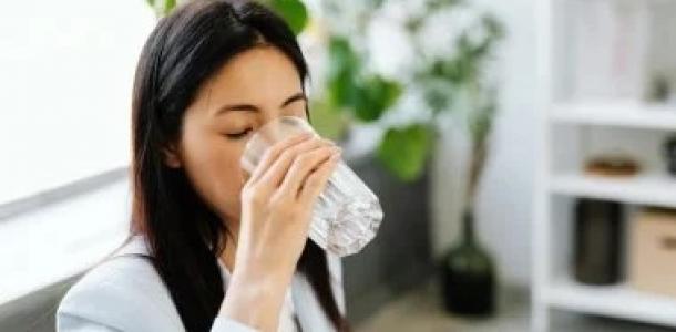 متى تشرب الماء الدافئ لتحسين الهضم.. خبراء يوضحون التوقيت الأفضل