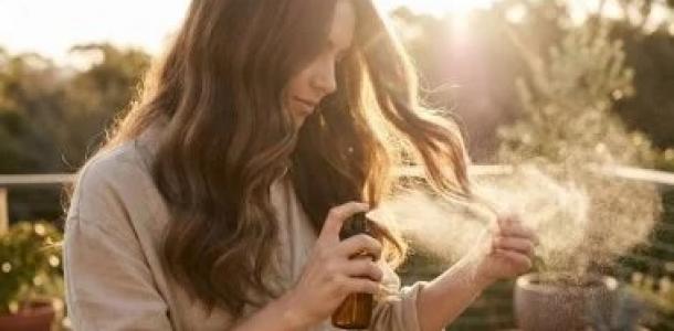 طريقة عمل معطر الشعر في المنزل.. طبيعي وآمن