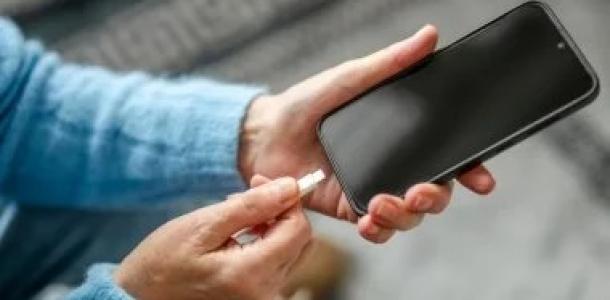 هل شحن هاتفك بكابل USB رخيص آمن؟.. خبراء يحذرون من مخاطر تلف الهاتف