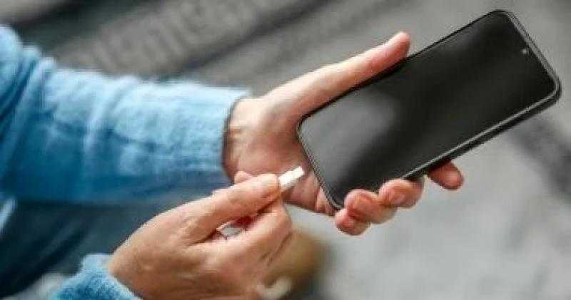 هل شحن هاتفك بكابل USB رخيص آمن؟.. خبراء يحذرون من مخاطر تلف الهاتف