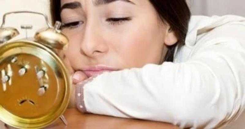لماذا تستيقظ مبكرًا رغم السهر لوقت متأخر؟