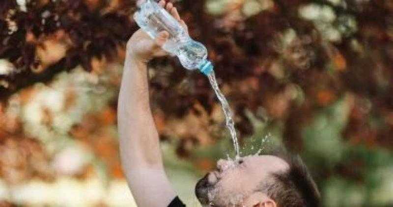مع استمرار الموجة الحارة.. أخطاء يومية تزيد الإحساس بالحر وكيف تتجنبها