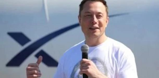 إيلون ماسك يخطط لوضع روبوتات على القمر لبناء مصانع تابعة لـ SpaceX