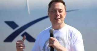 إيلون ماسك يخطط لوضع روبوتات على القمر لبناء مصانع تابعة لـ SpaceX