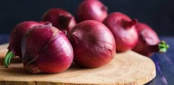الفروق والفوائد | البصل الأحمر أم الأبيض.. أيهما أفضل لصحتك؟