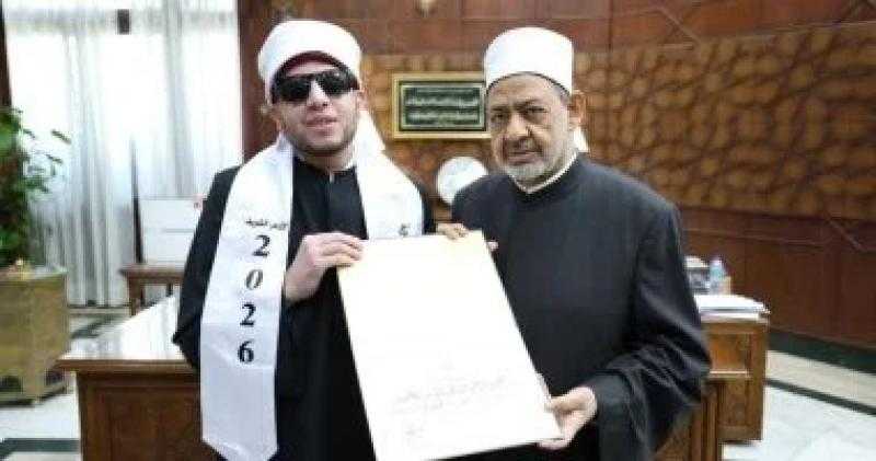 شيخ الأزهر يمنح أوائل الثانوية 100 ألف جنيه لكل طالب ورحلة عمرة