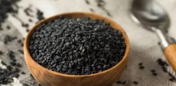 ماذا يحدث عند تناول ملعقة واحدة من السمسم الأسود يوميًا