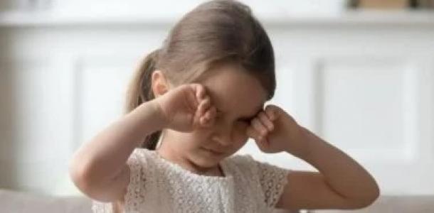 جفاف العين عند الأطفال.. أسباب شائعة وأعراض تستدعى زيارة الطبيب