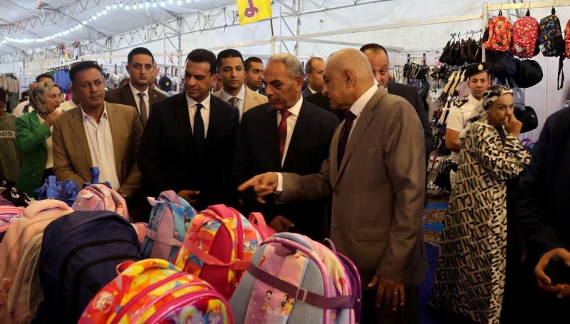 افتتاح معرض ملابس المدارس بأسعار مخفضة 