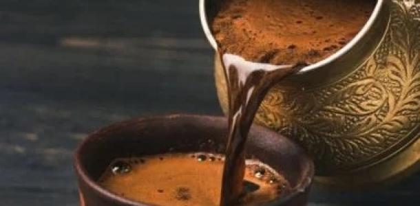 لماذا تمنح القهوة بعض الأشخاص النشاط بينما تسبب النعاس لآخرين؟