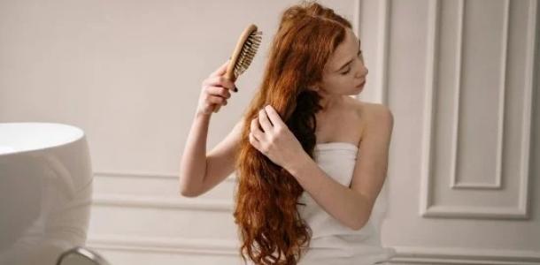 5 عادات بعد الاستحمام تدمر شعرك من غير ما تاخدى بالك.. سر التقصف