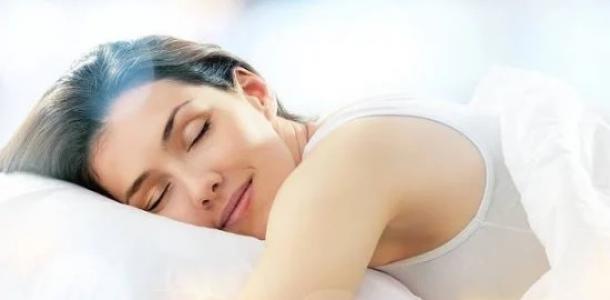 بلاش سهر أحسن.. ليه لازم تنامى 7 أو 9 ساعات عشان تفضلى شباب؟