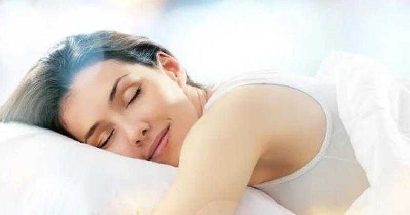 بلاش سهر أحسن.. ليه لازم تنامى 7 أو 9 ساعات عشان تفضلى شباب؟