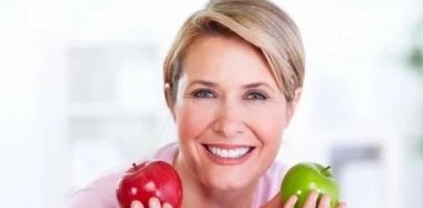 7 فيتامينات يجب على المرأة تناولها بعد سن الأربعين