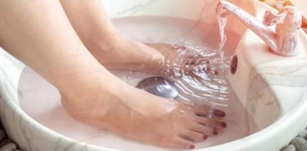 5 طرق لتطهير الجسم من السموم عن طريق القدمين
