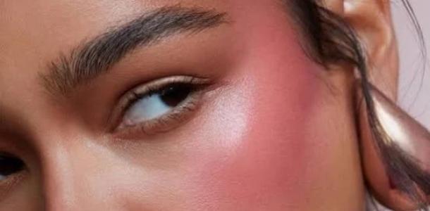 خليكى على الموضة.. طريقة جديدة لتوزيع أحمر الخدود تمنح الوجه إشراقة مميزة