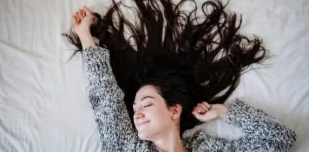 قبل الشتاء مايدق البيبان.. اعرفى إزاى تحافظى على شعركِ من الجفاف والتجعد