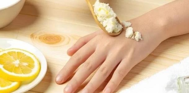 وصفات طبيعية لترطيب اليدين في الخريف