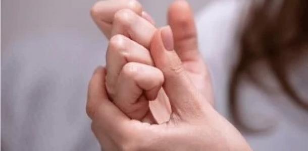 فرقعة الأصابع لا تسبب الخشونة.. 5 خرافات شائعة عن التهاب المفاصل