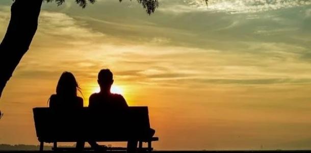 هل يتقاسمان أعمال المنزل؟.. دراسة تكشف اختلاف الأزواج فى تقييم المسئوليات